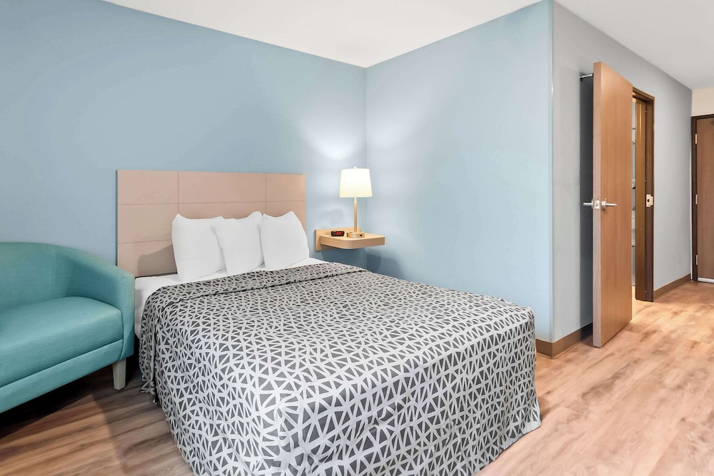 Studio Suite, 1 Queen Bed, Non Smoking (Transfer Shower) photo 1