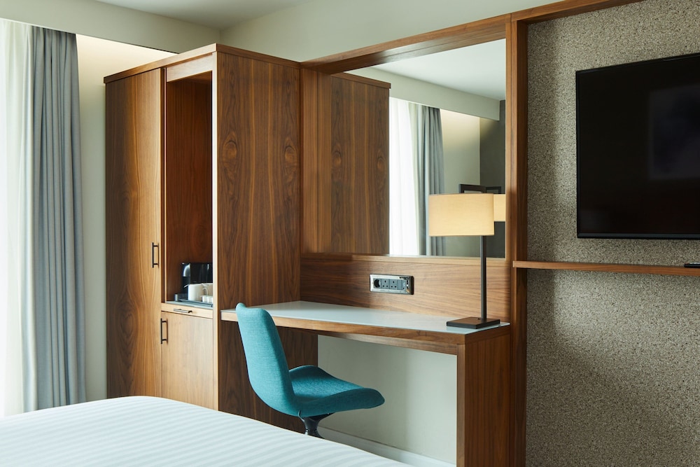 Premium Room, 1 King Bed - Photo 5