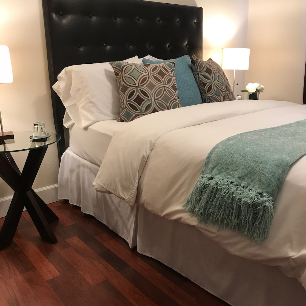 Private Room, Queen Bed, Shared Bathroom, Room D, Arctic Fox