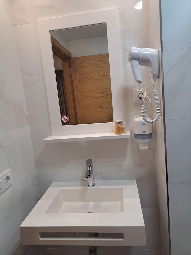 Deluxe Twin Room, Private Bathroom - Photo 5