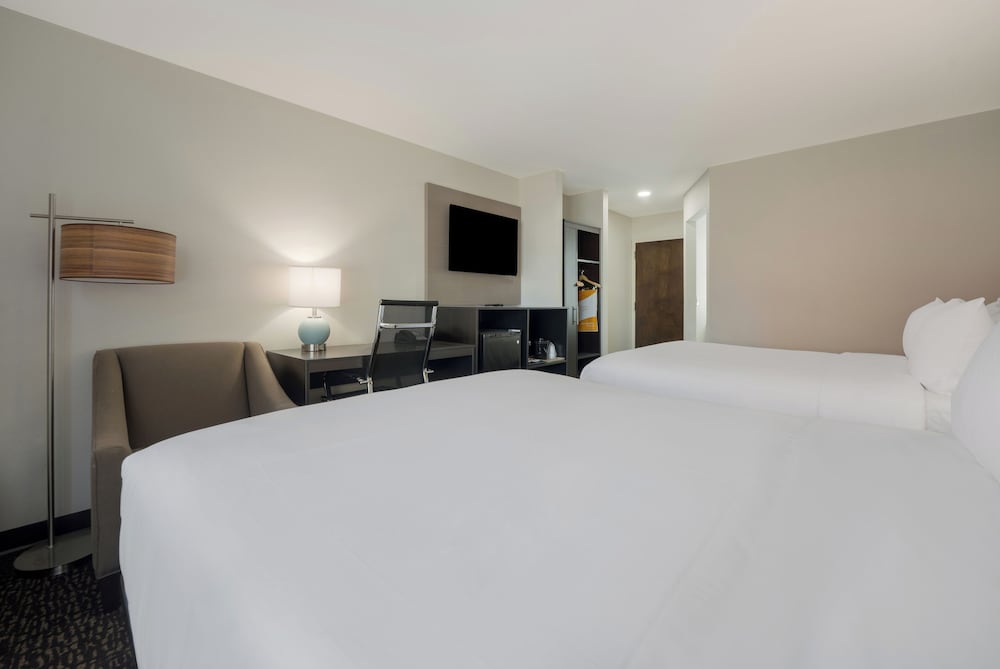 Standard Room, 2 Queen Beds, Non Smoking - Photo 3