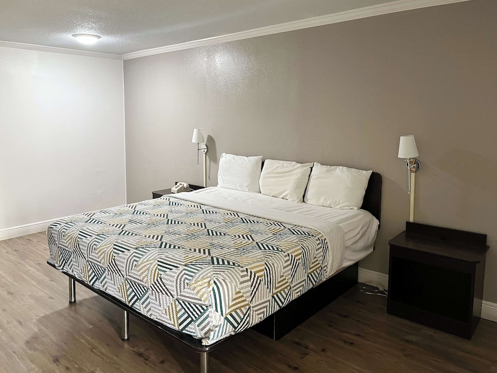 Standard Room, 1 King Bed, Smoking photo 1