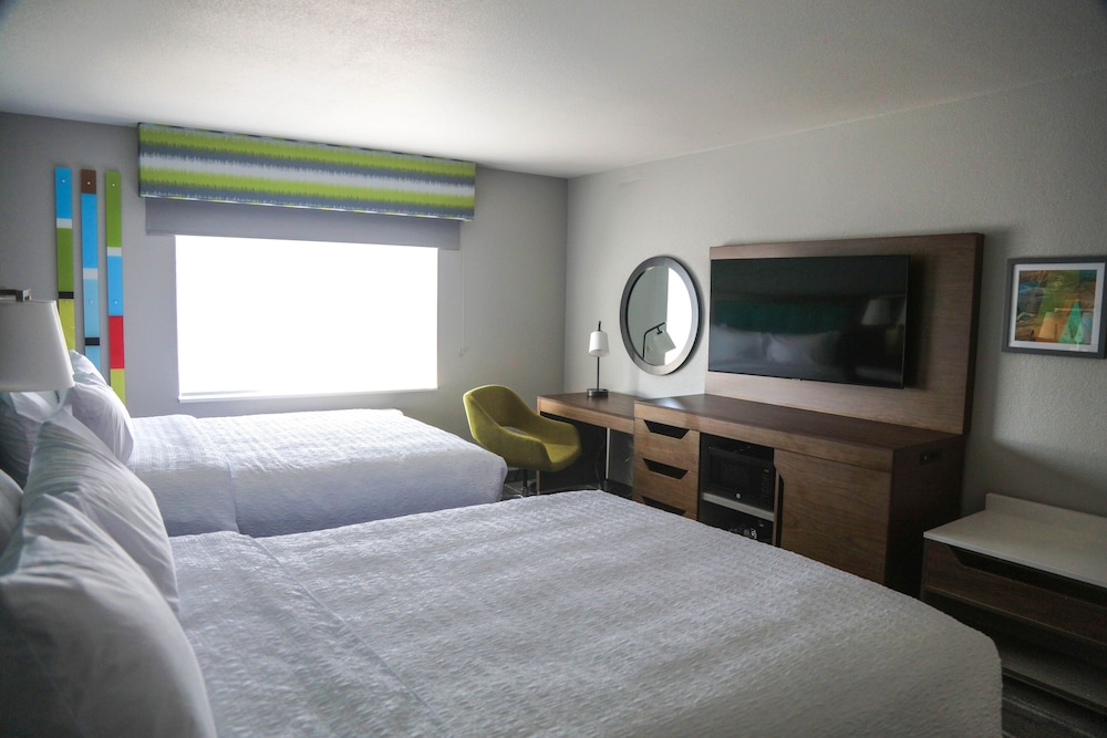 Room, 2 Queen Beds, Accessible (Roll in Shower) - Photo 2