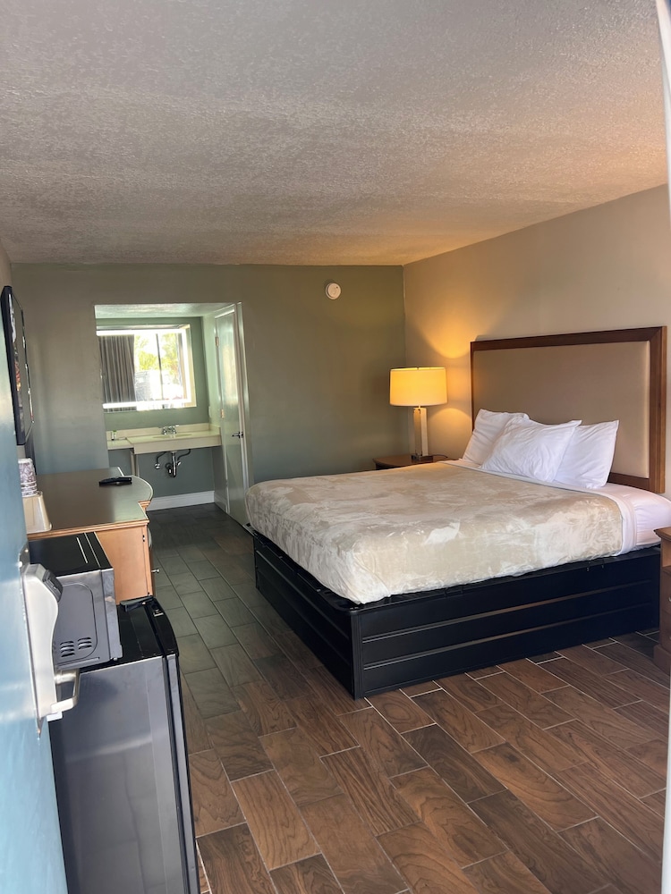 Standard Room, 1 King Bed, Non Smoking - Photo 3