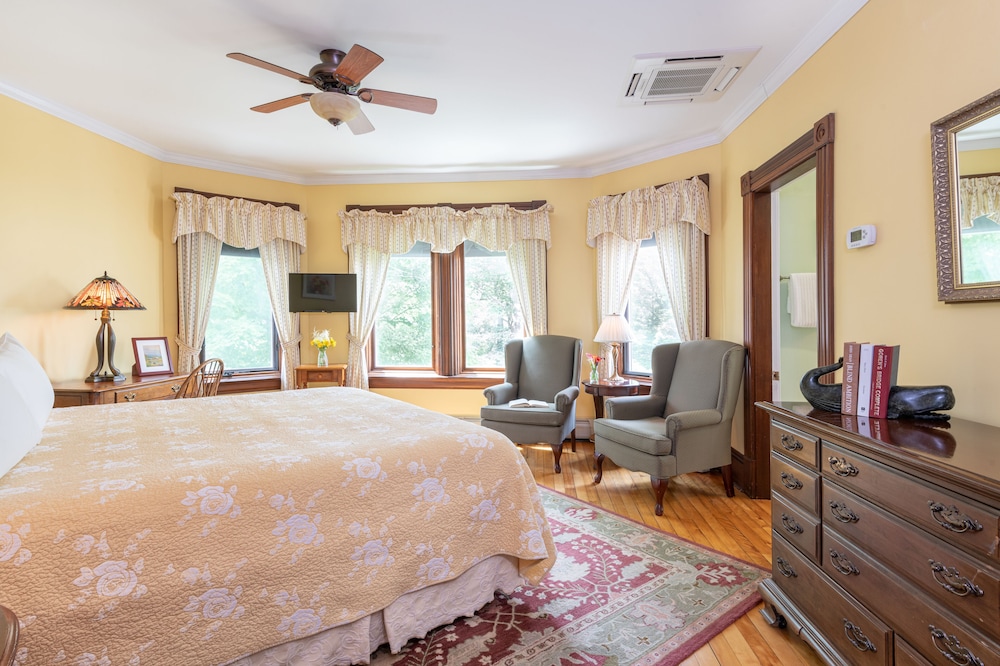 Basic Room, 1 King Bed, Garden View
