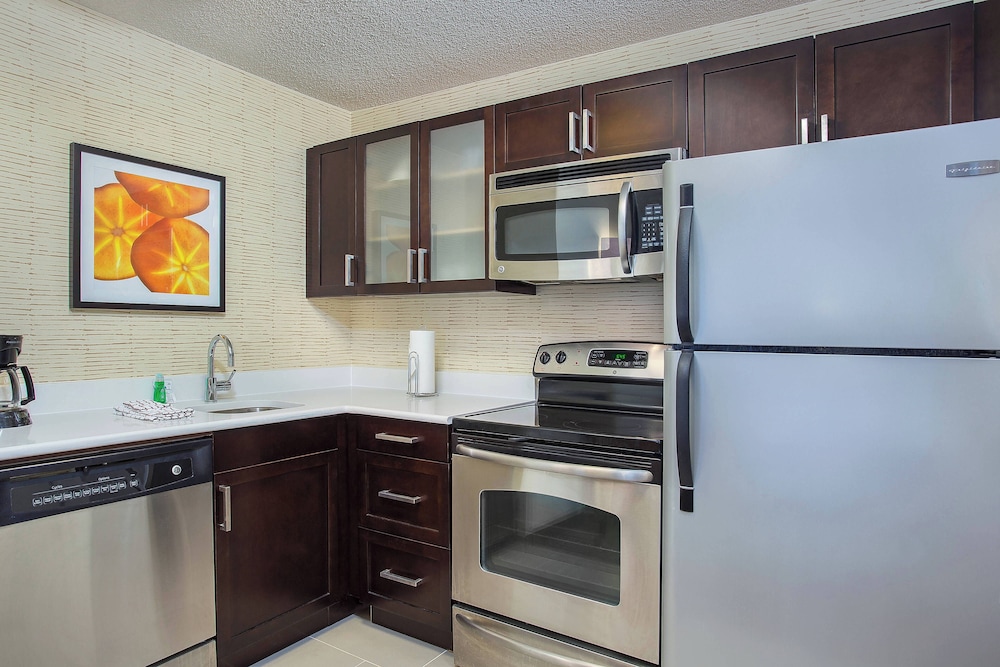 Suite, 2 Bedrooms, Fireplace (Mobility/Hearing Access, Roll-In Shwr) - Photo 3