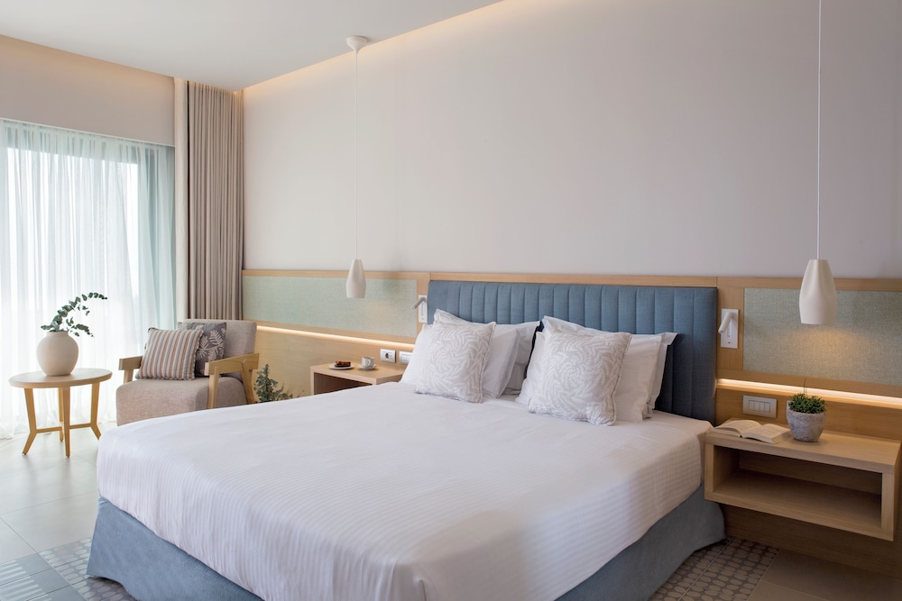 Deluxe Room Lateral Sea View - Photo 1
