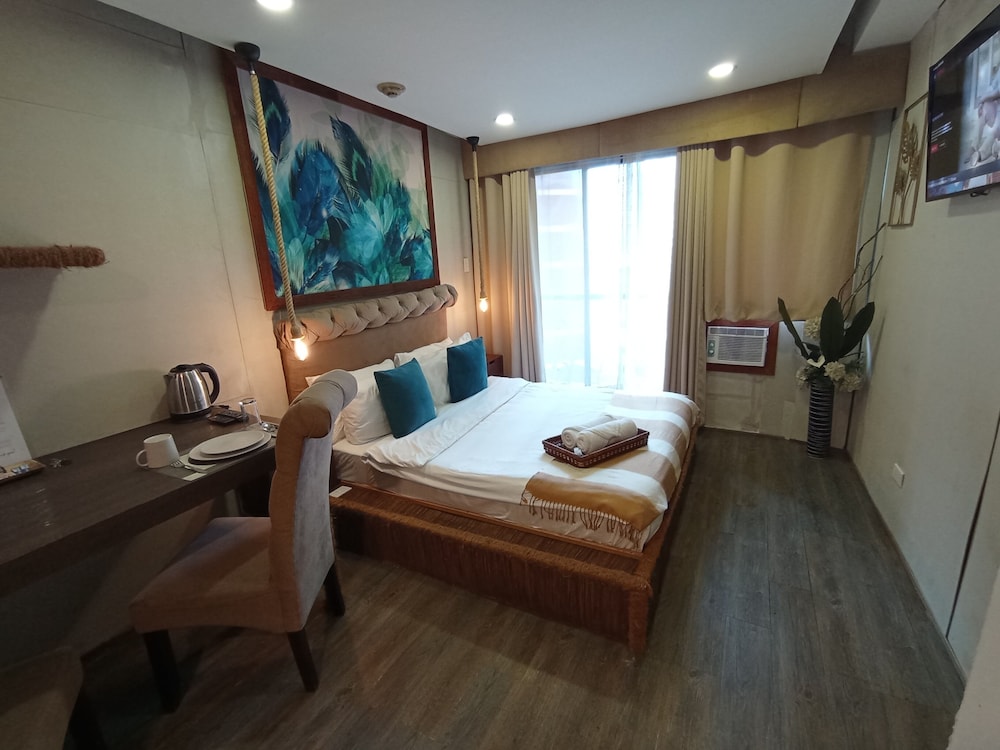 Traditional Studio, 1 Queen Bed, Non Smoking, Balcony (NO FRONT DESK, ONLY SELF CHECKIN) photo 3