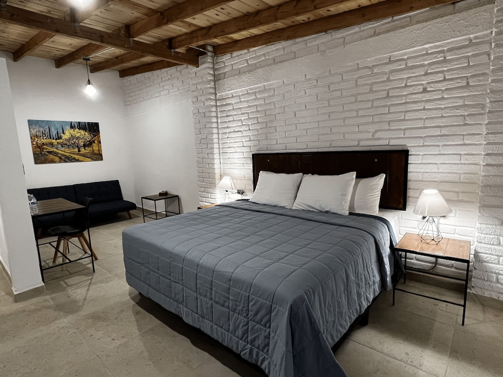 Superior Studio Suite, 1 King Bed with Sofa bed, Mountain View photo 1