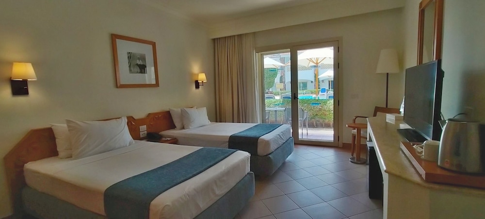 Twin Room, 2 Twin Beds, Pool View photo 1
