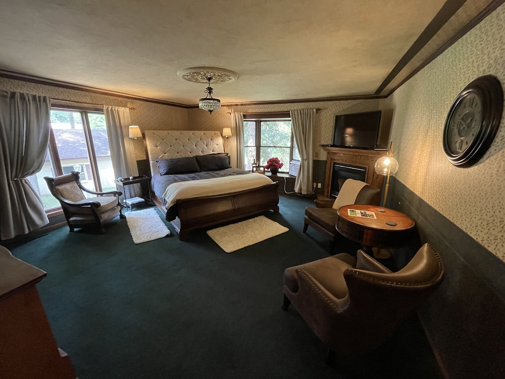Grand Suite, 1 King Bed, Jetted Tub, Ground Floor photo 1