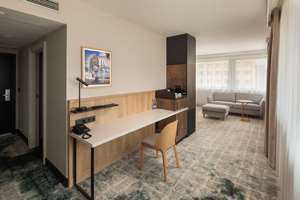 Junior Suite, 1 King Bed (Seating Area) - Photo 4