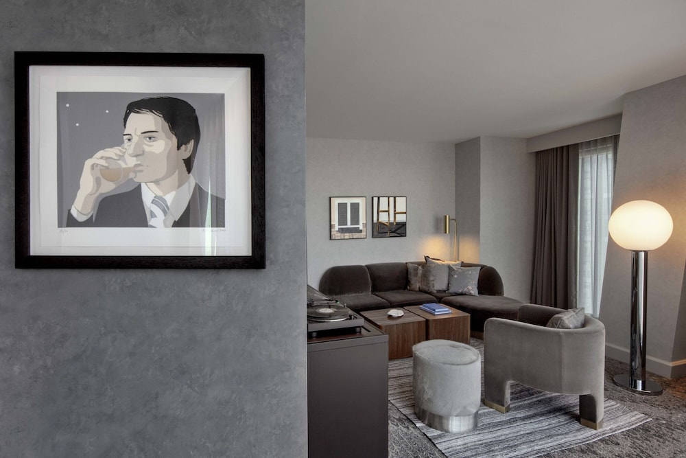 Suite, 1 Bedroom, City View (Corner) - Photo 2