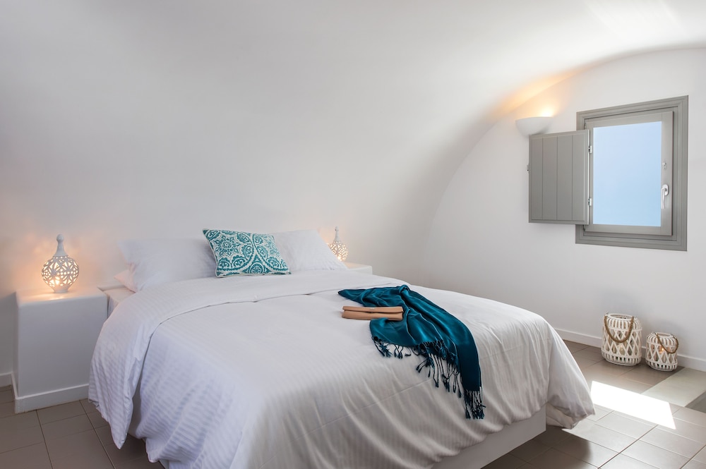 Honeymoon Suite outdoor Tub (Split level, Caldera View)
