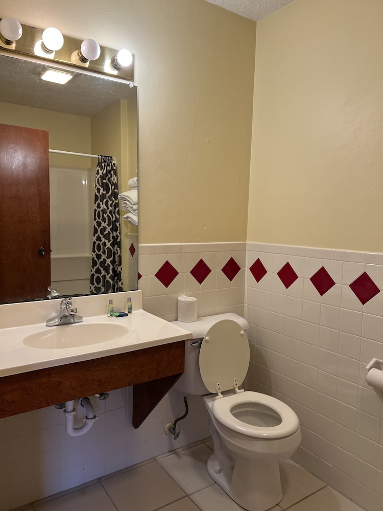 Economy Single Room, Jetted Tub photo 2