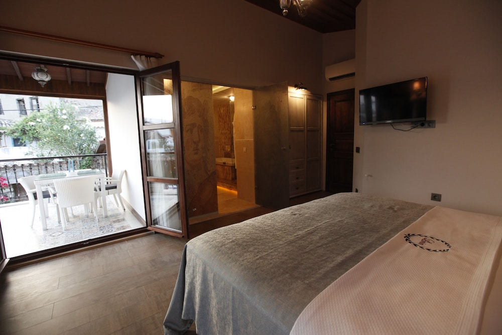 Presidential Suite, Jetted Tub, Garden View photo 2