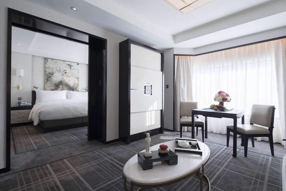 Superior Suite, 1 King Bed - Photo 1