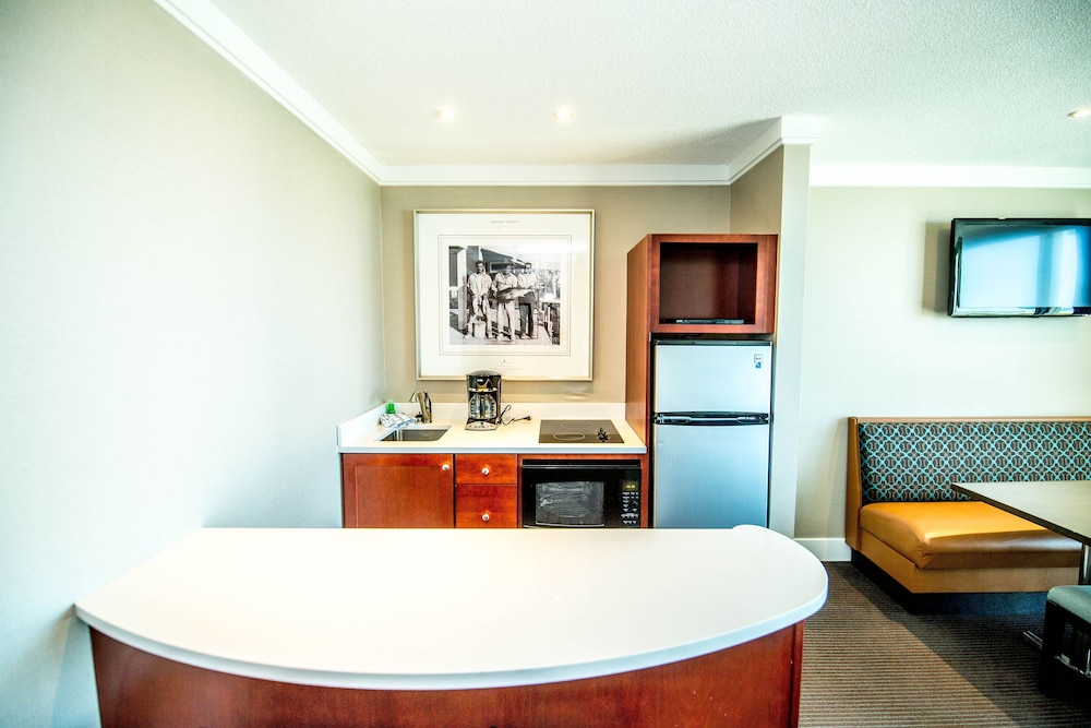 (IV) Oceanfront Suite photo 3