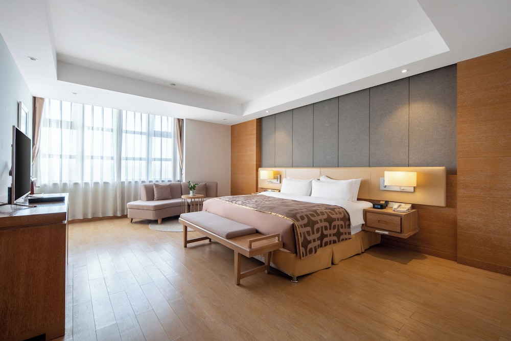 Deluxe Room, 1 King Bed - Photo 1