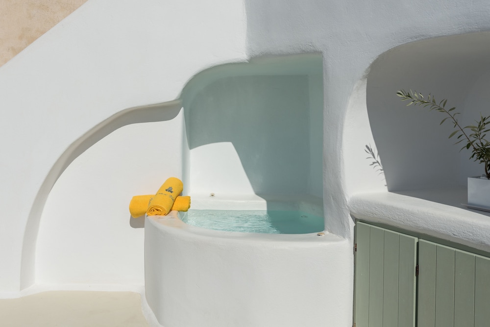 Senior Suite, Jetted Tub (Caldera View) - Photo 5
