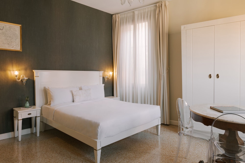 Deluxe Room, 1 Queen Bed, Canal View