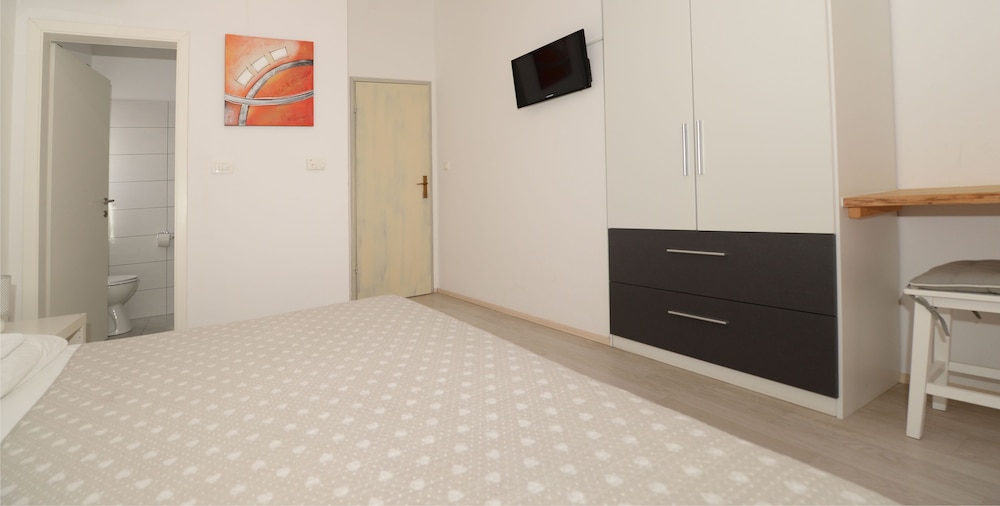 Double Room, City View - Top Floor photo 3