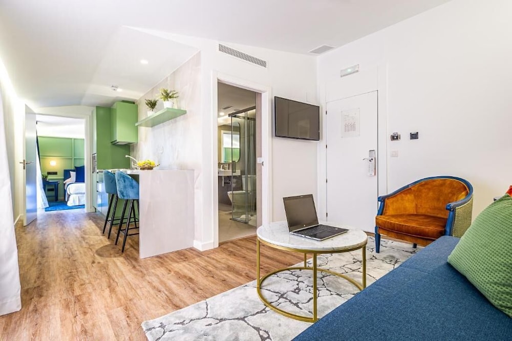 Deluxe Studio, 1 Double Bed with Sofa bed, Non Smoking - Photo 1