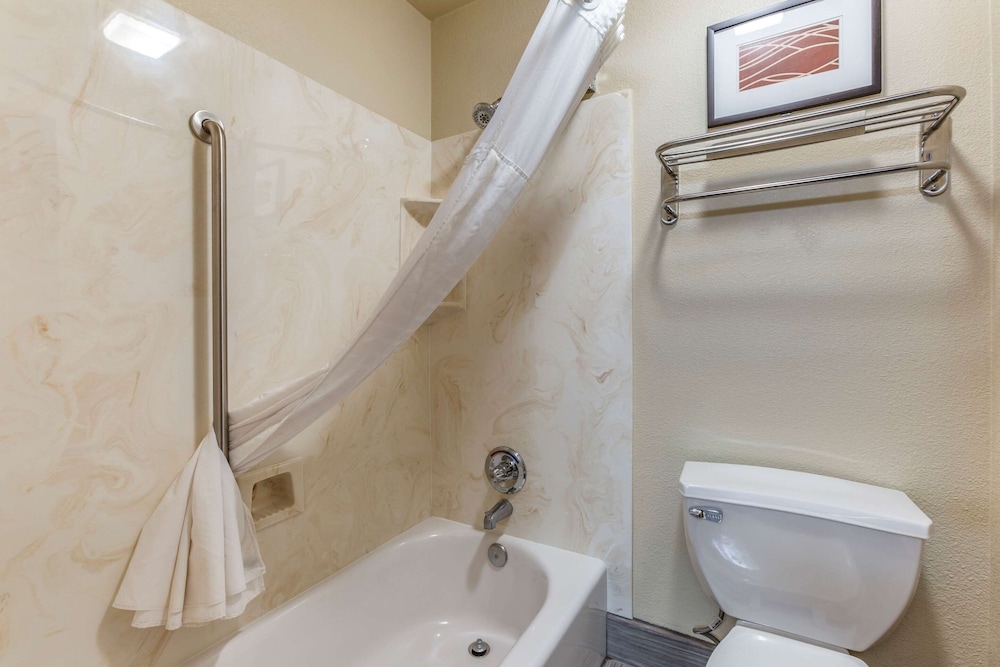 Suite 2 Queen Beds, Sitting Area, Sofa, Wet Bar, Balcony, Non-Smoking - Photo 7