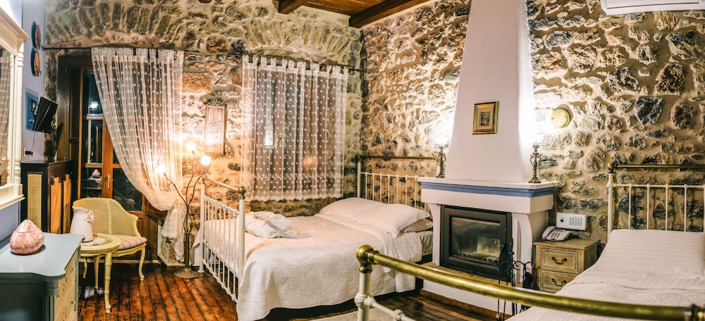 Triple Room, Fireplace photo 1