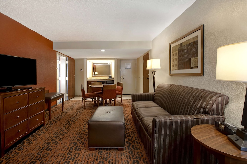 Suite, 1 King Bed, Accessible, Refrigerator & Microwave (Bathtub) - Photo 3
