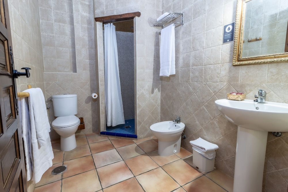 Quadruple Room - Photo 5