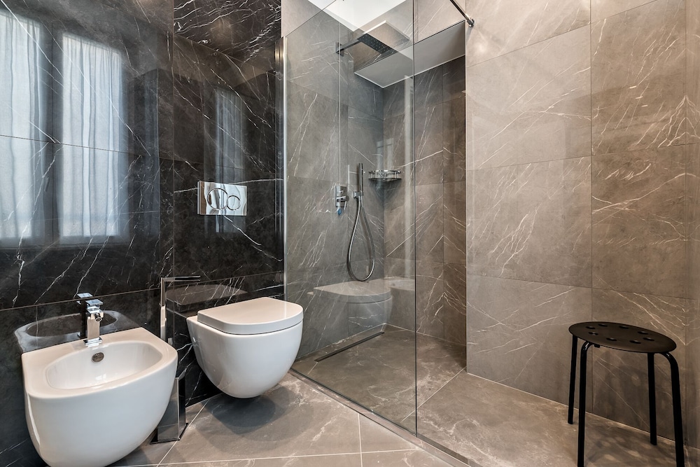 Deluxe Double or Twin Room - Photo 8