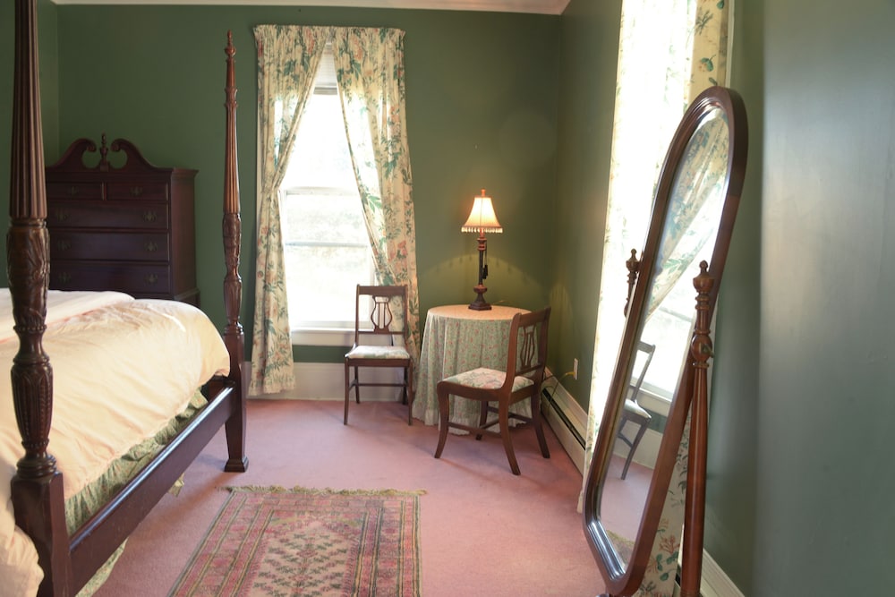 Standard Single Room, 1 King Bed, Garden View photo 3
