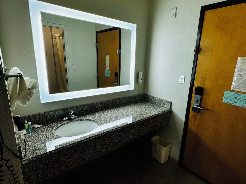 Room, Multiple Beds, Non Smoking - Photo 9