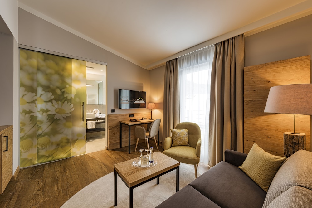 Superior Suite, 1 Bedroom, Patio, Mountain View