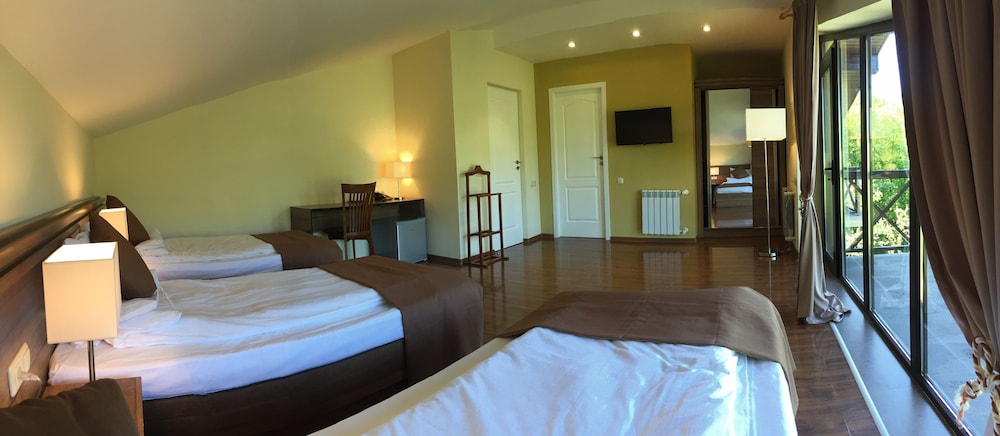 Deluxe Quadruple Room, Refrigerator photo 1