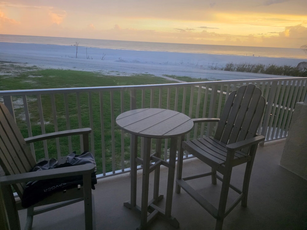 Beachfront w Stunning Views Modern Bright