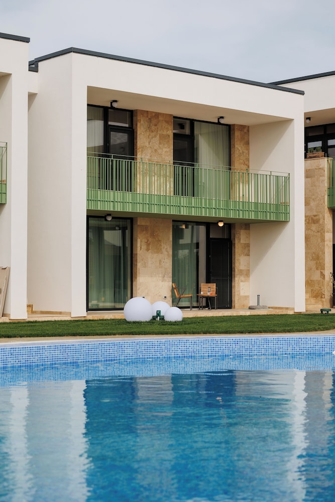 Luxury Double Room, 1 Queen Bed, Private Bathroom, Pool View photo 2