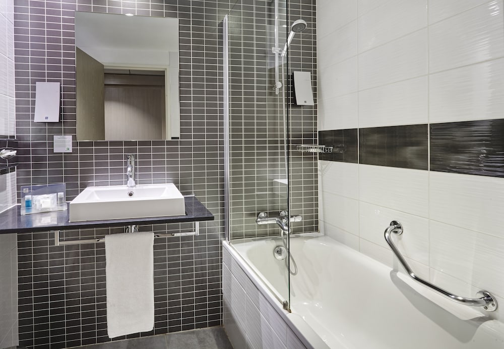 Standard Room, Multiple Beds - Photo 9