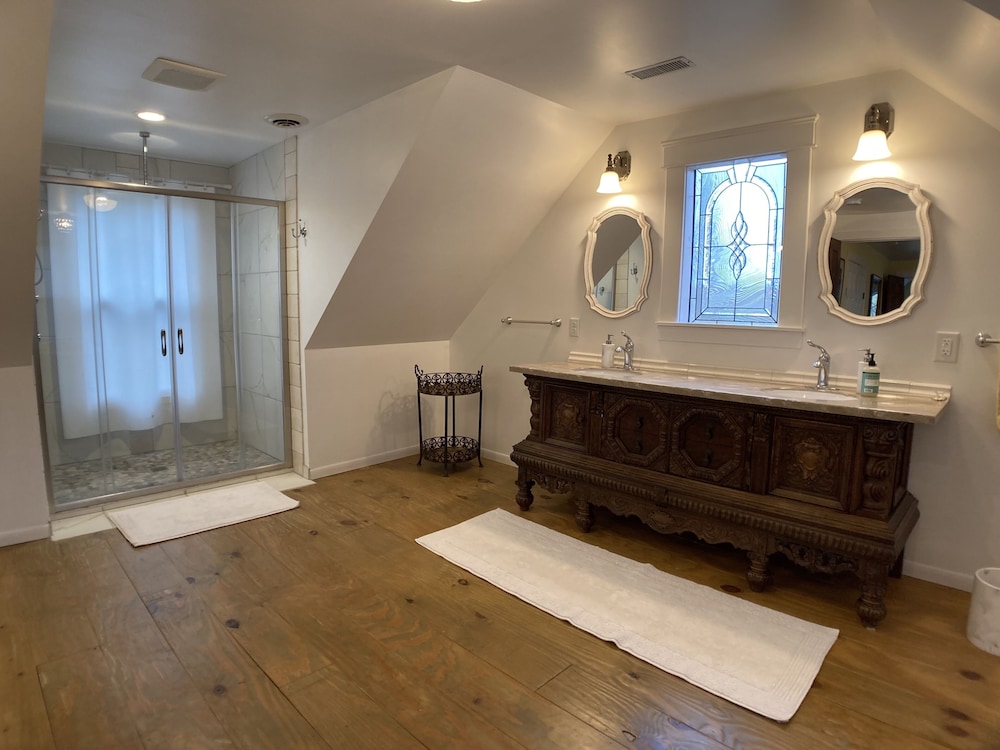 Champagne Suite, 3rd floor, Sleeps 4 photo 2