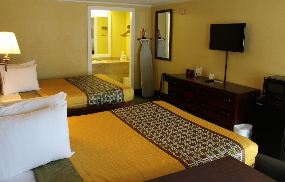 Room, 2 Queen Beds, Non Smoking - Photo 5