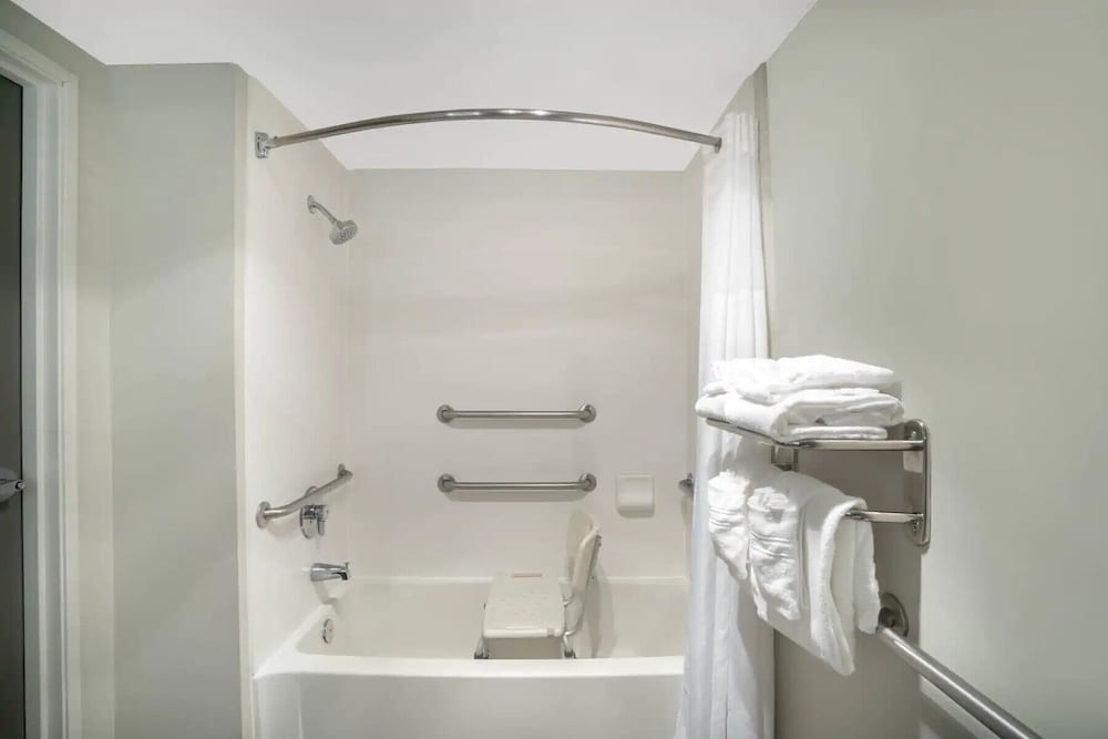Room, 1 Queen Bed, Accessible, Non Smoking (Sitting Area) photo 3