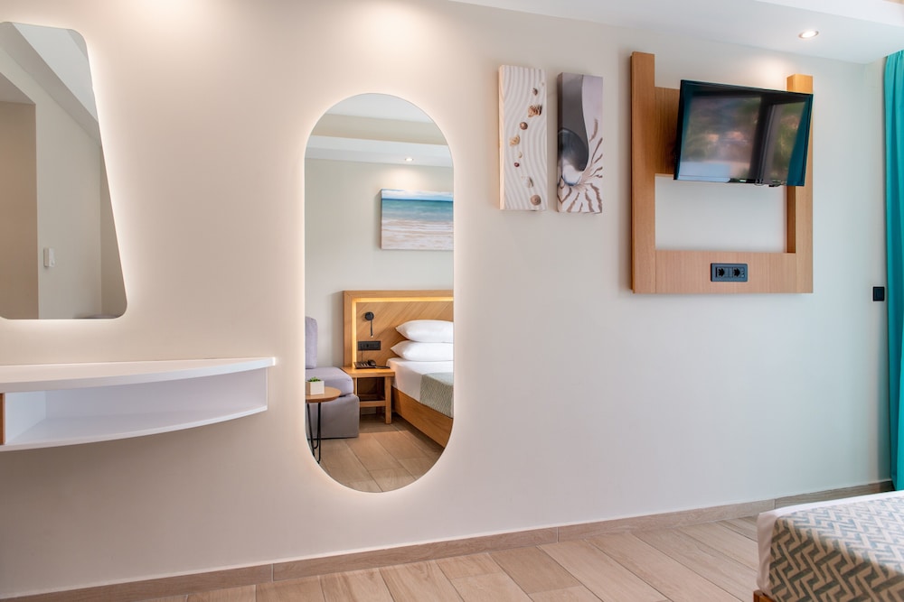 Superior Room with Land View - Photo 3