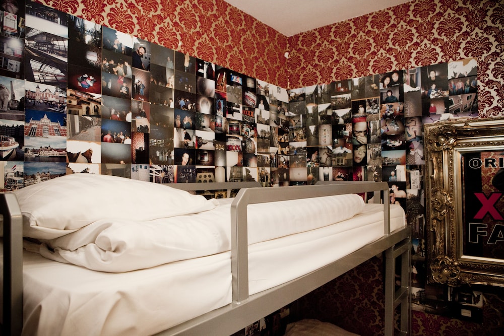 Bed in a 5-Bed Female Dorm, Ensuite photo 3