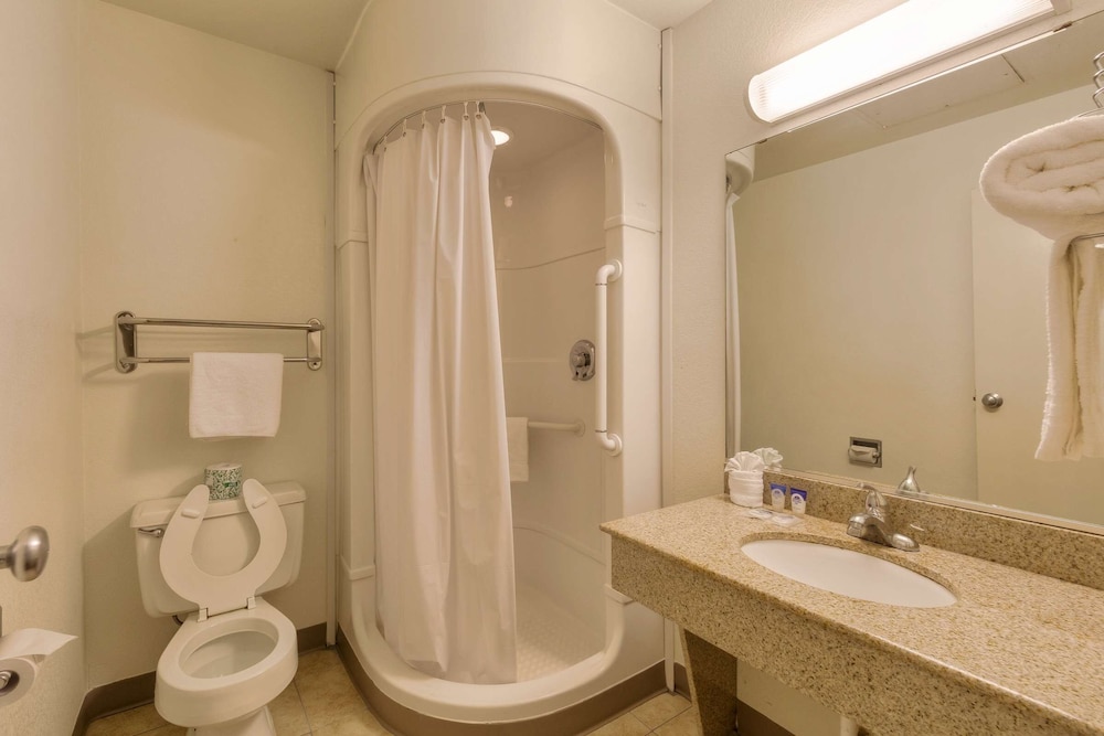 Deluxe Suite, 1 King Bed, Non Smoking - Photo 2