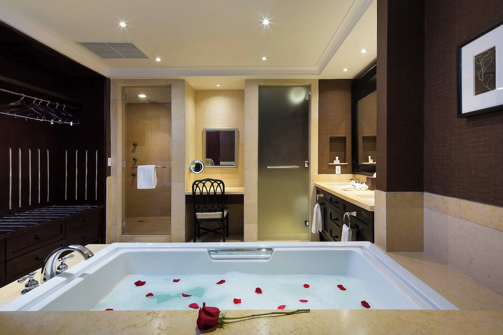 Suite, 1 King Bed, Balcony - Photo 12