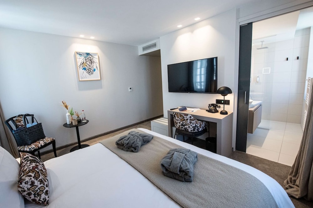 Superior Room, 1 Queen Bed, Non Smoking - Photo 2