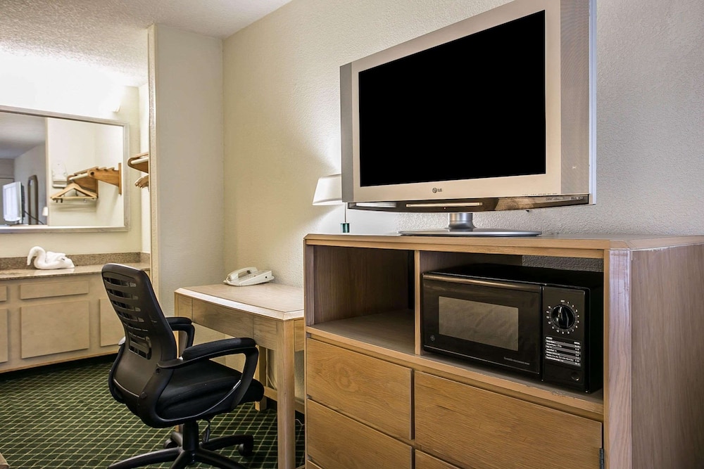 Standard Room, 1 King Bed, Non Smoking - Photo 3