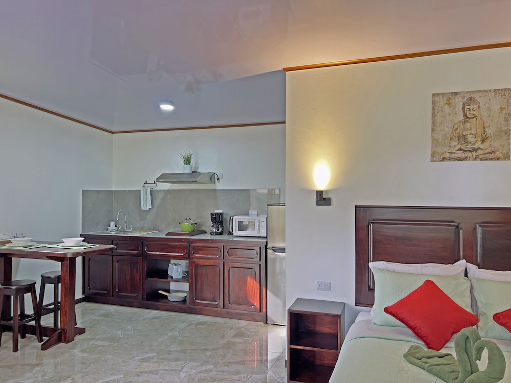 Comfort Cabin, 1 Queen Bed with Sofa bed, Kitchenette, Garden View photo 3