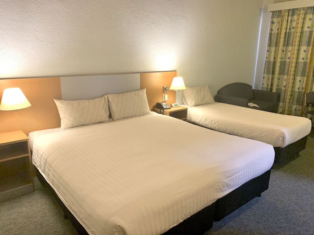 Above Ground Family Triple Room photo 3